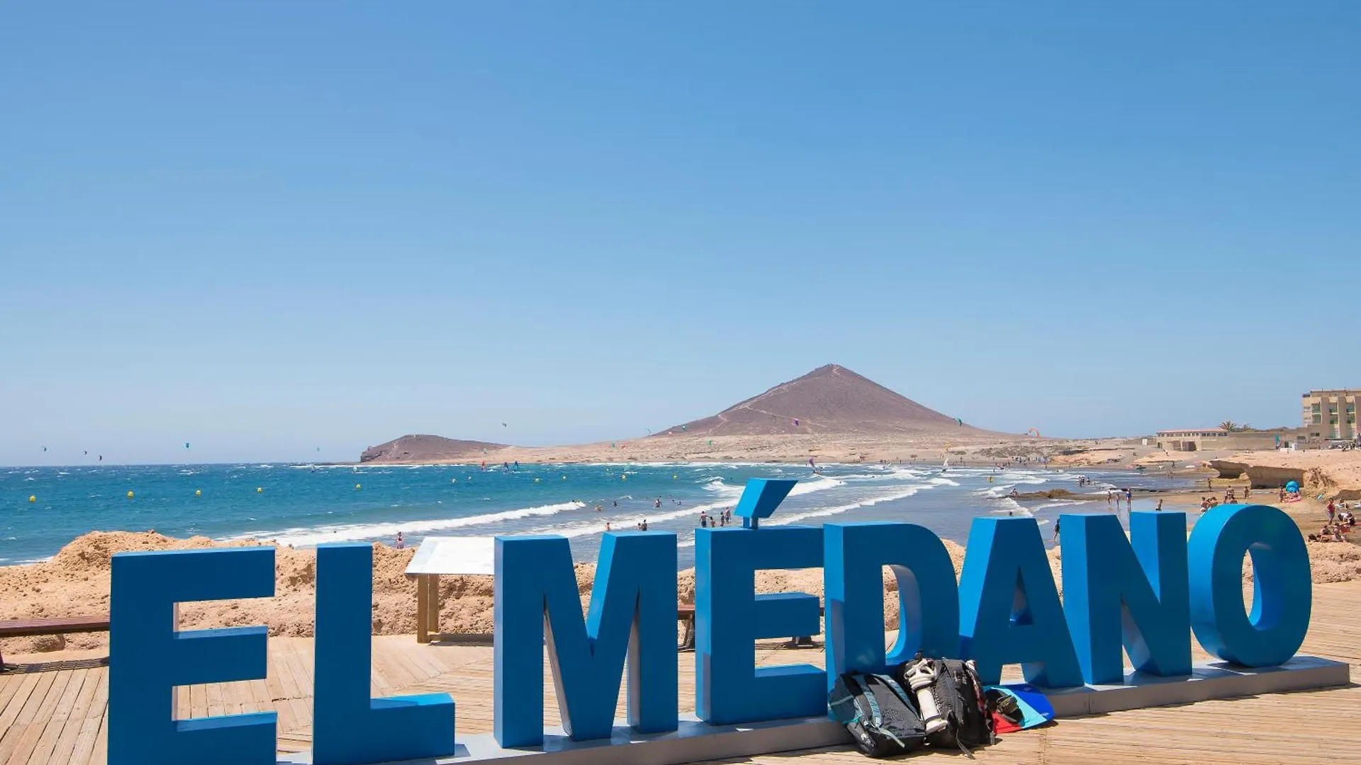 Alquilaencanarias Plaza Roja Beach location